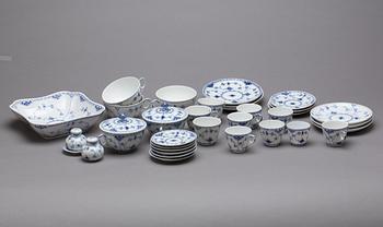 SERVIS, ca 65 delar, "Musselmalet", halvblond, Royal Copenhagen.