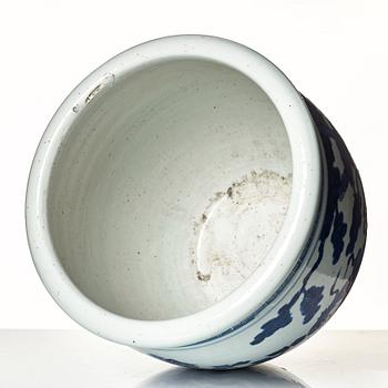 A large blue and white fish basin, Qing dynasty, 19th Century.