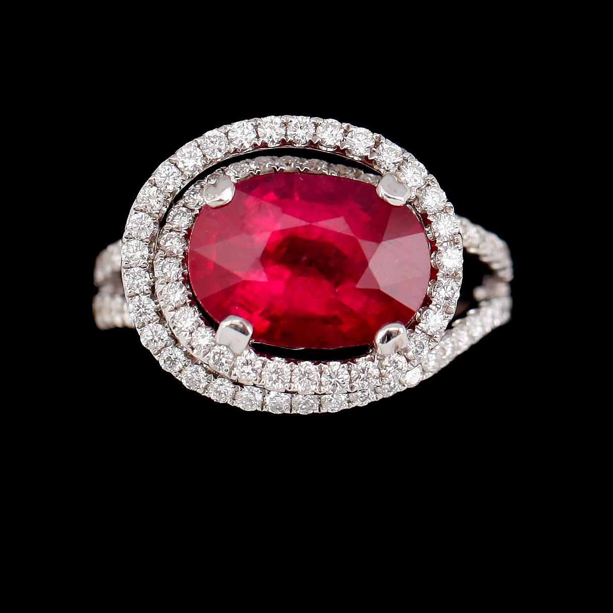 RING, 18 k vitguld, briljantslipade diamanter tot ca 0.84 ct. Rubin, glasfylld och möjligtvis syntetisk.