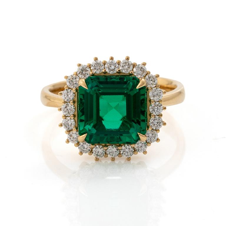 Ring 18K gold with synthetic emerald and brilliant-cut diamonds.