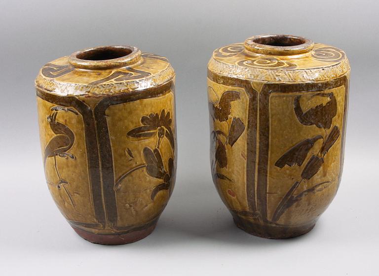 VINKÄRL, 2 st. Lergods, Kina.