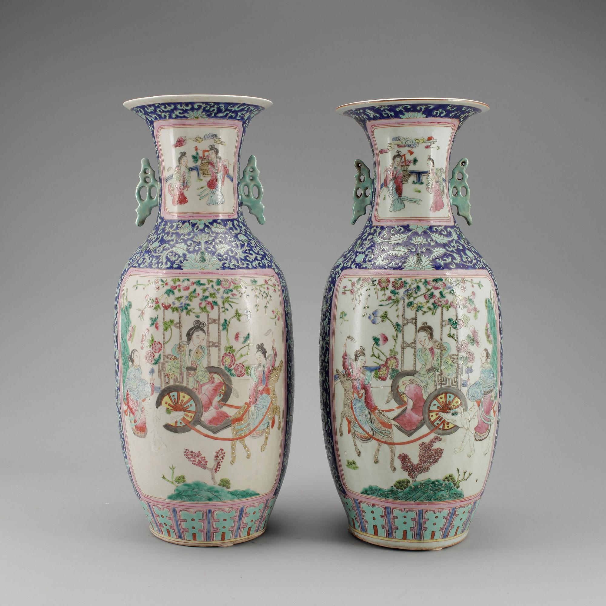 GOLVVASER, ett par snarlika, porslin, Kina, troligen omkring 1900.