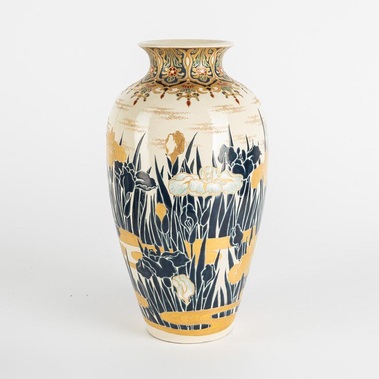 A Japanese satsuma ware vase, Meiji (1868-1912).