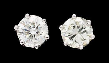688. A pair of stud diamond earrings.