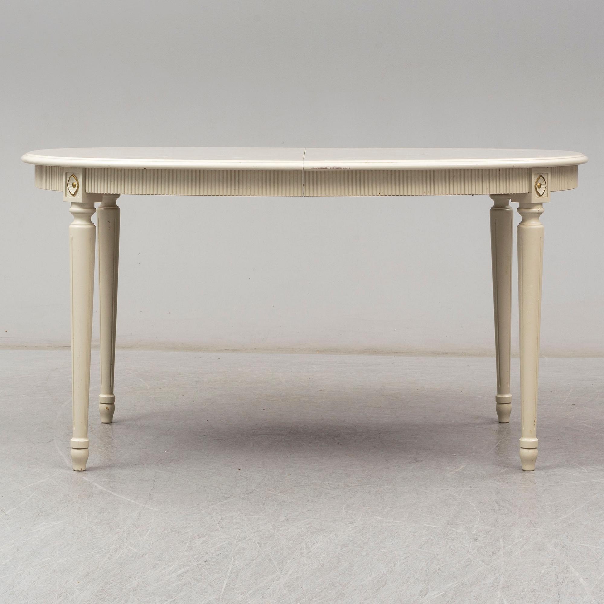 A dining table and 4 chairs, second half of the 20th century. 2 leaves included.