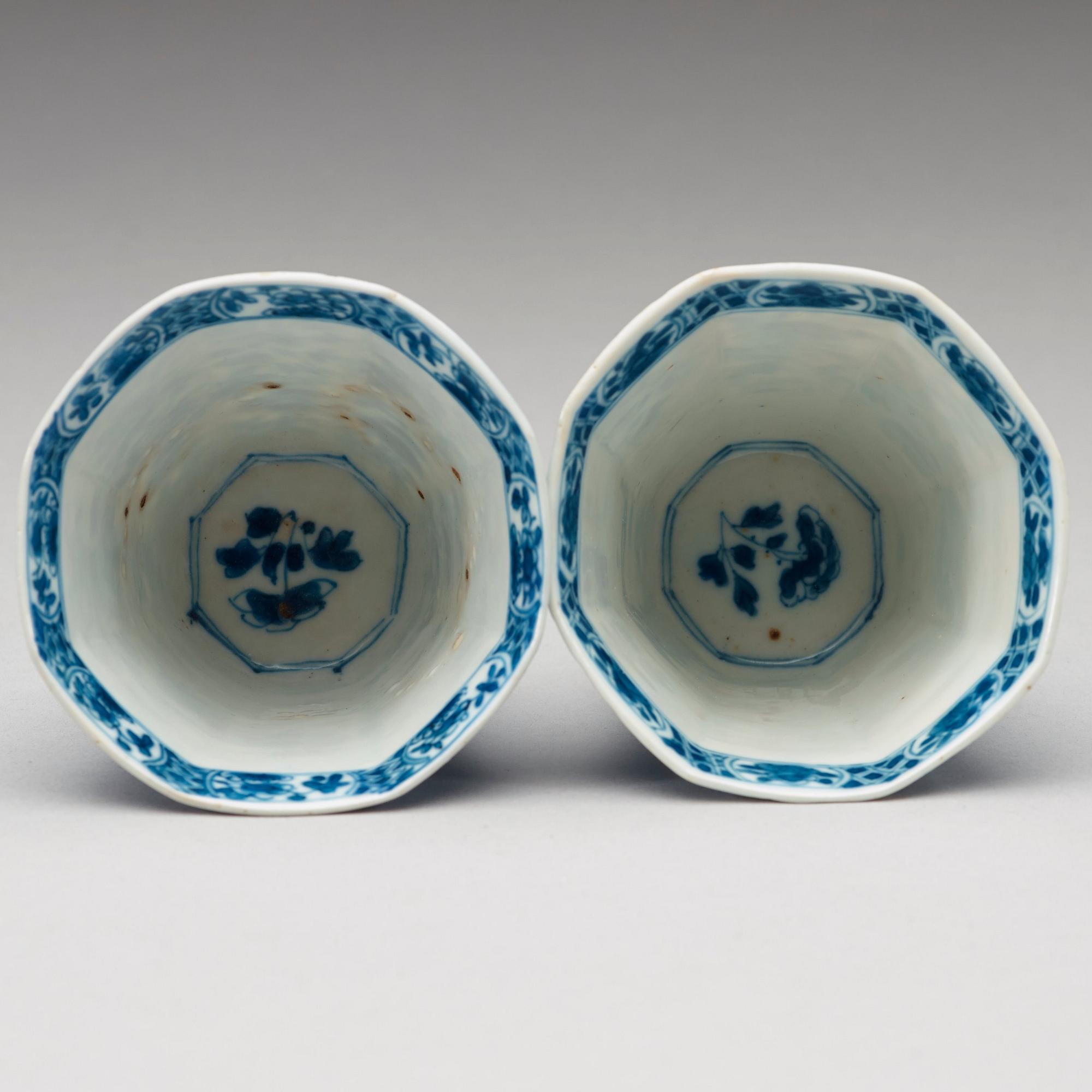 KOPPAR med FAT, ett par, porslin. Qingdynastin Kangxi (1662-1722).