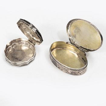 Dosor, 2 st, samt bägare och kopp, silver.