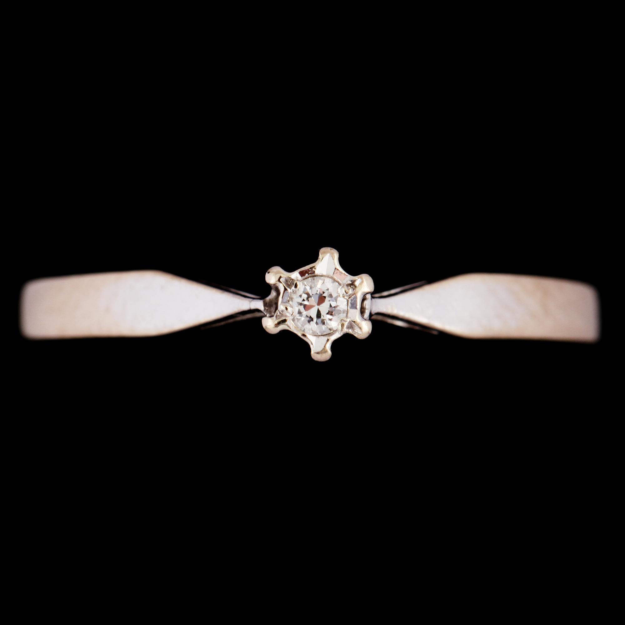 RING, 18K vitguld med briljantslipad diamant 0.025 ct, kattfotstämplad. Vikt 1,6 g.