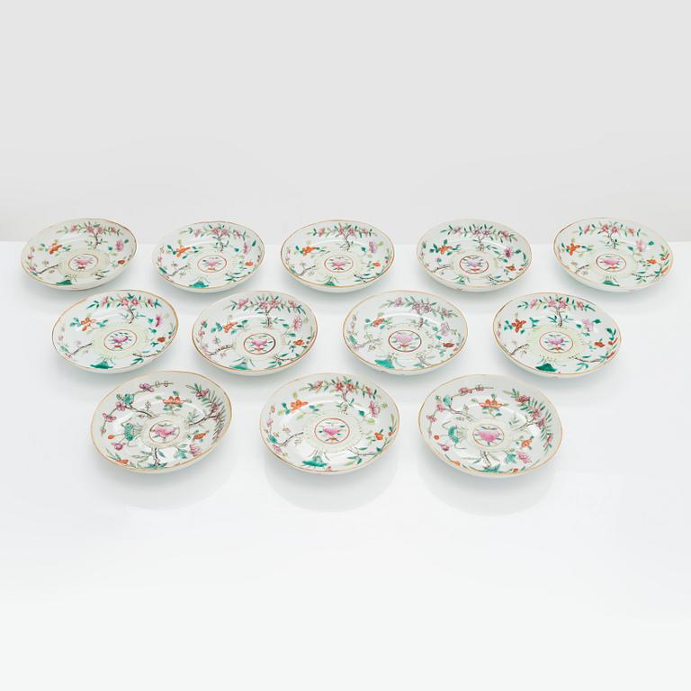 A set of 12 Chinese porcelain plates, circa 1900.
