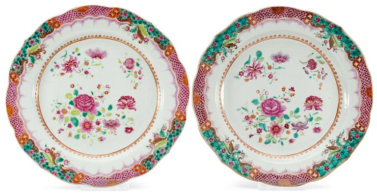 A pair of famille rose plates, Qing dynastin. Qianlong (1736-95).