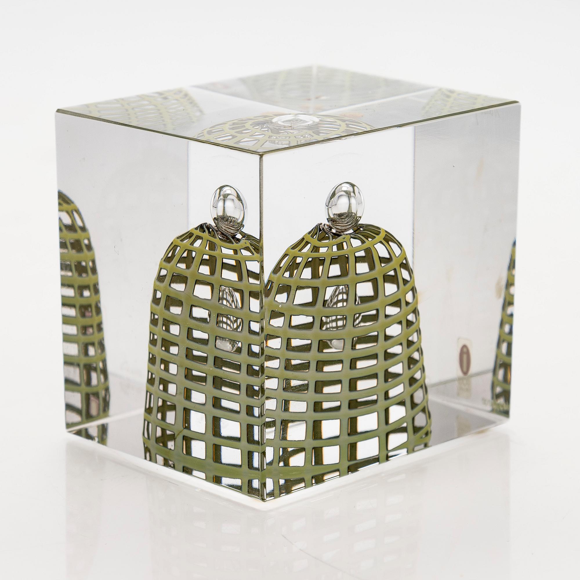 Oiva Toikka, årskub, signerad Oiva Toikka, Nuutajärvi 2002, numrerad 109/2000.