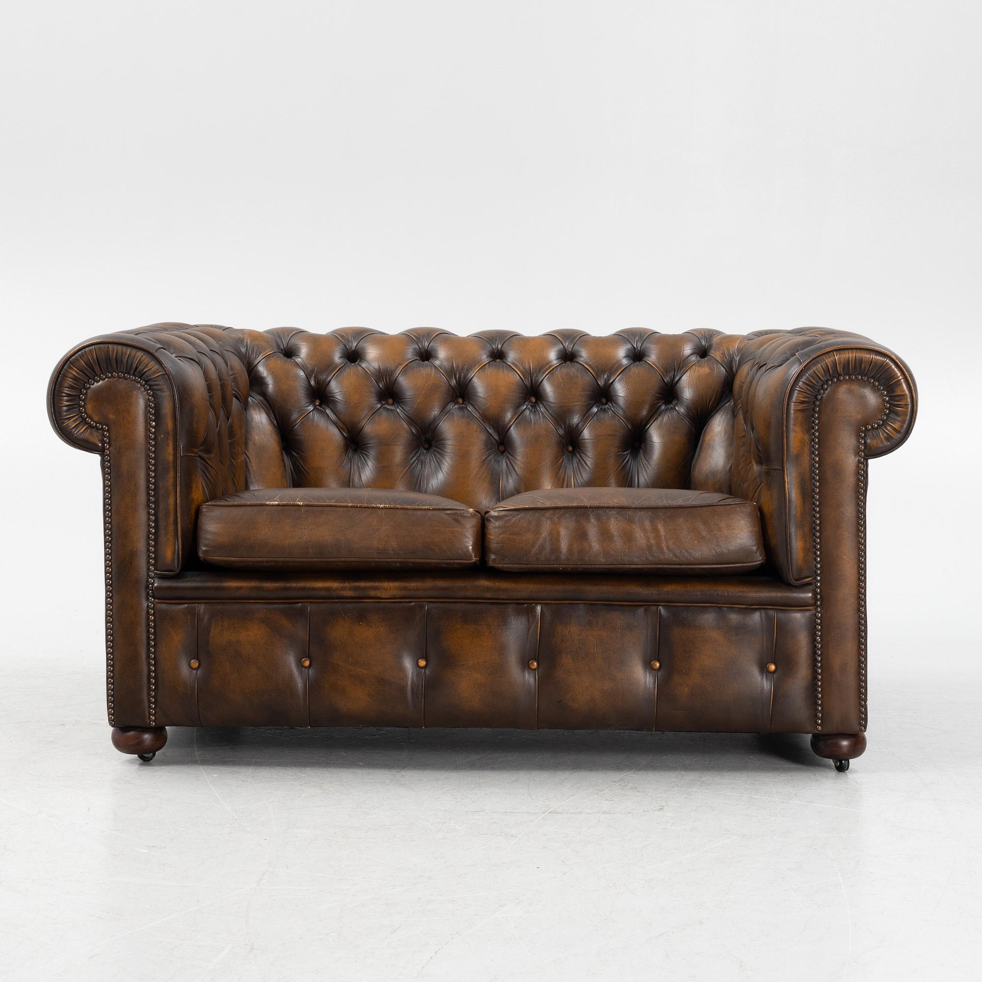 A leather upholstered  Chesterfield sofa, England, second part of the 20th Century.