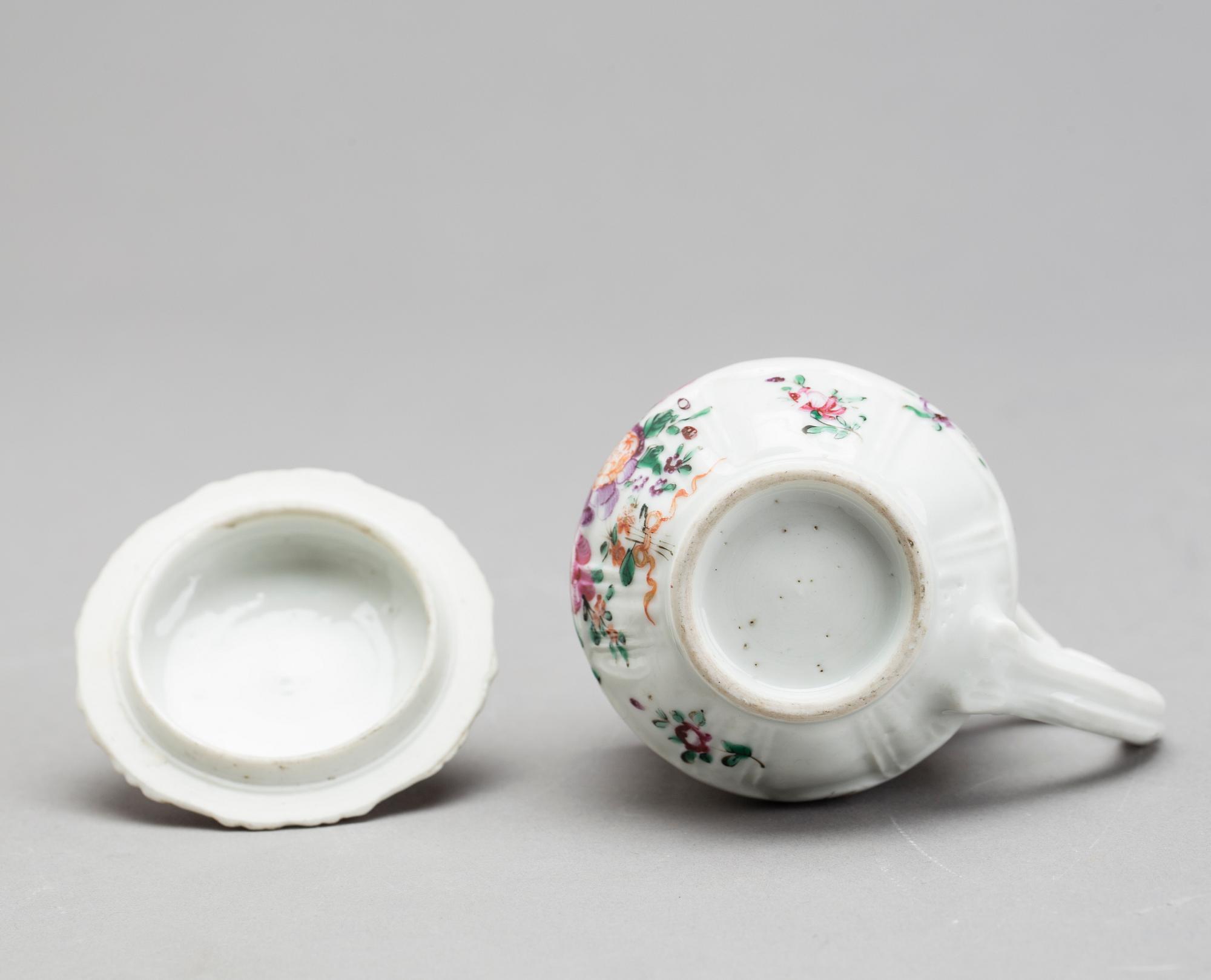 CREMEKOPP, porslin, Qingdynastin, Kina. 1700-tal.