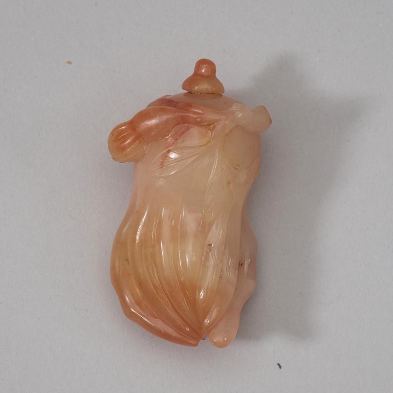 A Chinese snuff bottle with stopper in the shape of 'Buddhas hand', 20th Century.