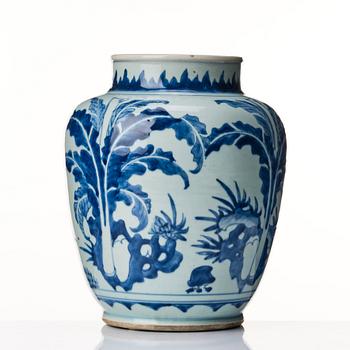 A blue and white Transtional jar, 17th Century.