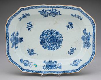 TERRINFAT, porslin. Qing dynastin. Qianlong 1736-95.