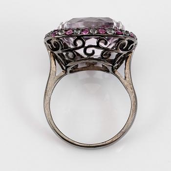RING, silver, ametist, diamanter och rubiner.