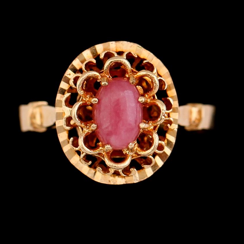 RING, 18 k guld och rosatonad sten, 1900-talets andra hälft. Total vikt ca 3 g.