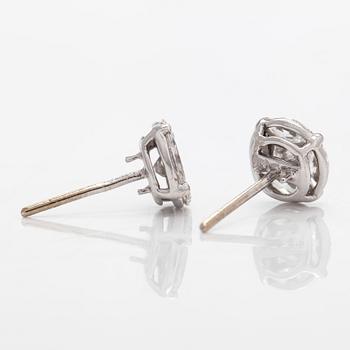 Örhängen, 18K vitguld med princess- samt navetteslipade diamanter.