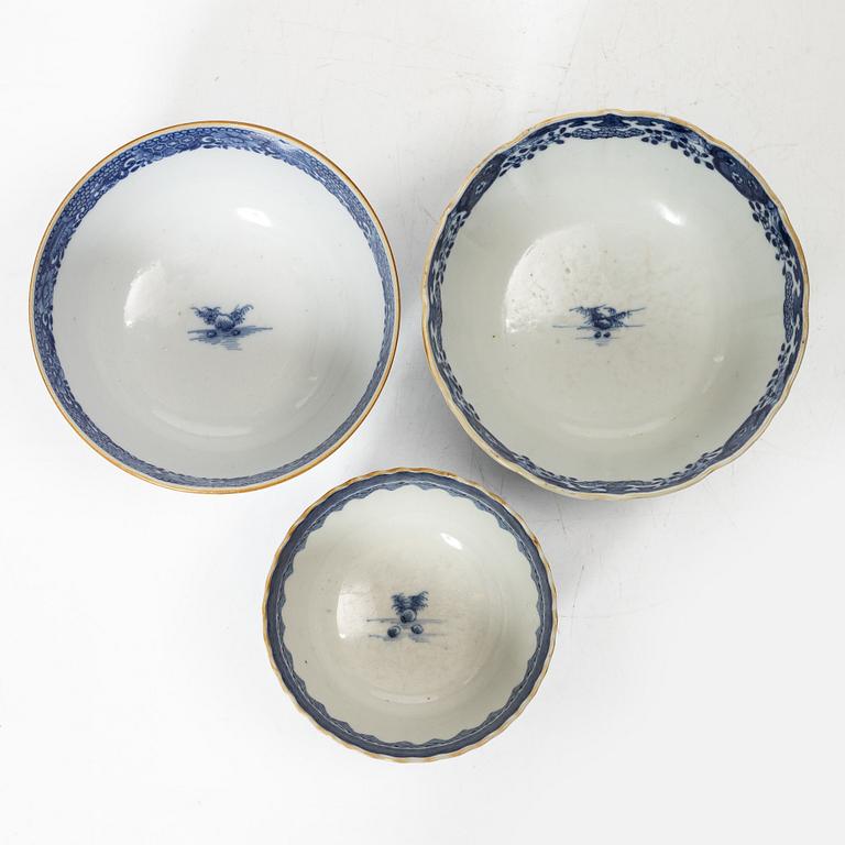 A set of five Chinese export porcelain bowls, Qing dynasty, Qianlong (1736-95).