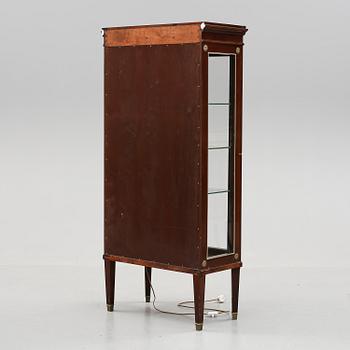 VITRINSKÅP, sengustaviansk stil, 1900-talets andra hälft.