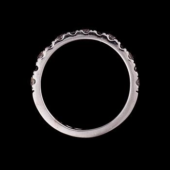RING, 14K vitguld, med svarta diamanter tot 0,30 ct och zirkoner, år 2009. Vikt 3 g.