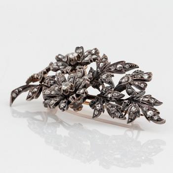 A 14K gold and silver brooch set with old- and rose-cut diamonds, en tremblant.