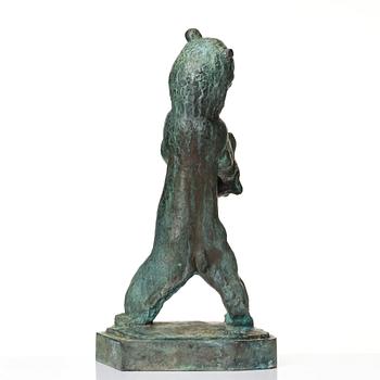 Jussi Mäntynen, Standing bear with a fish.