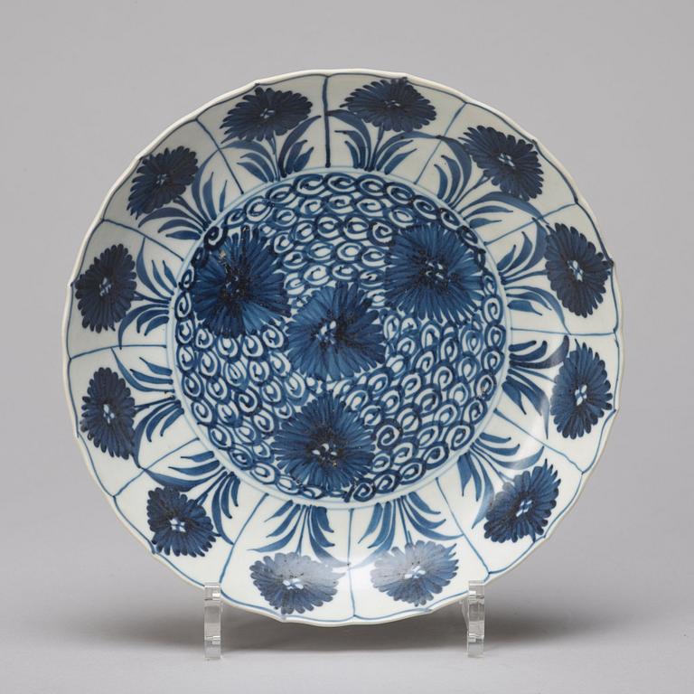 Two blue and white boxes with covers and a dish, Qing dynasty, Kangxi (1662-1722).