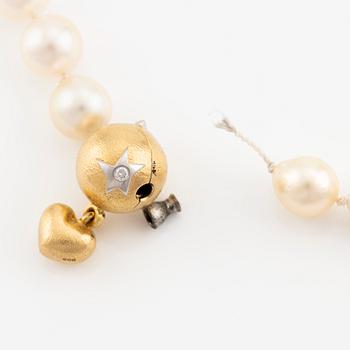 Ole Lynggaard collier odlade pärlor med lås och hänge 18K samt 14K guld och runda briljantslipade diamanter.