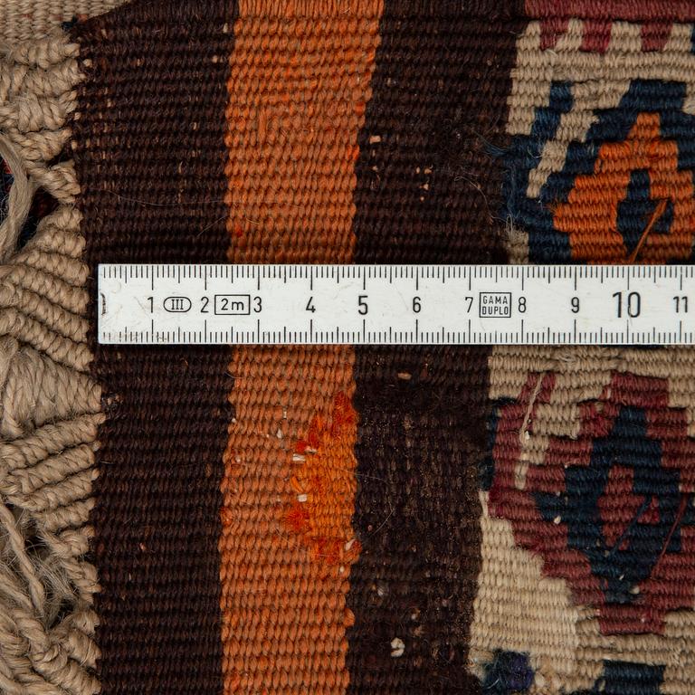 Matto, a kilim, a semi-antique Oriental, ca 181-190 x 80-85,5 cm.