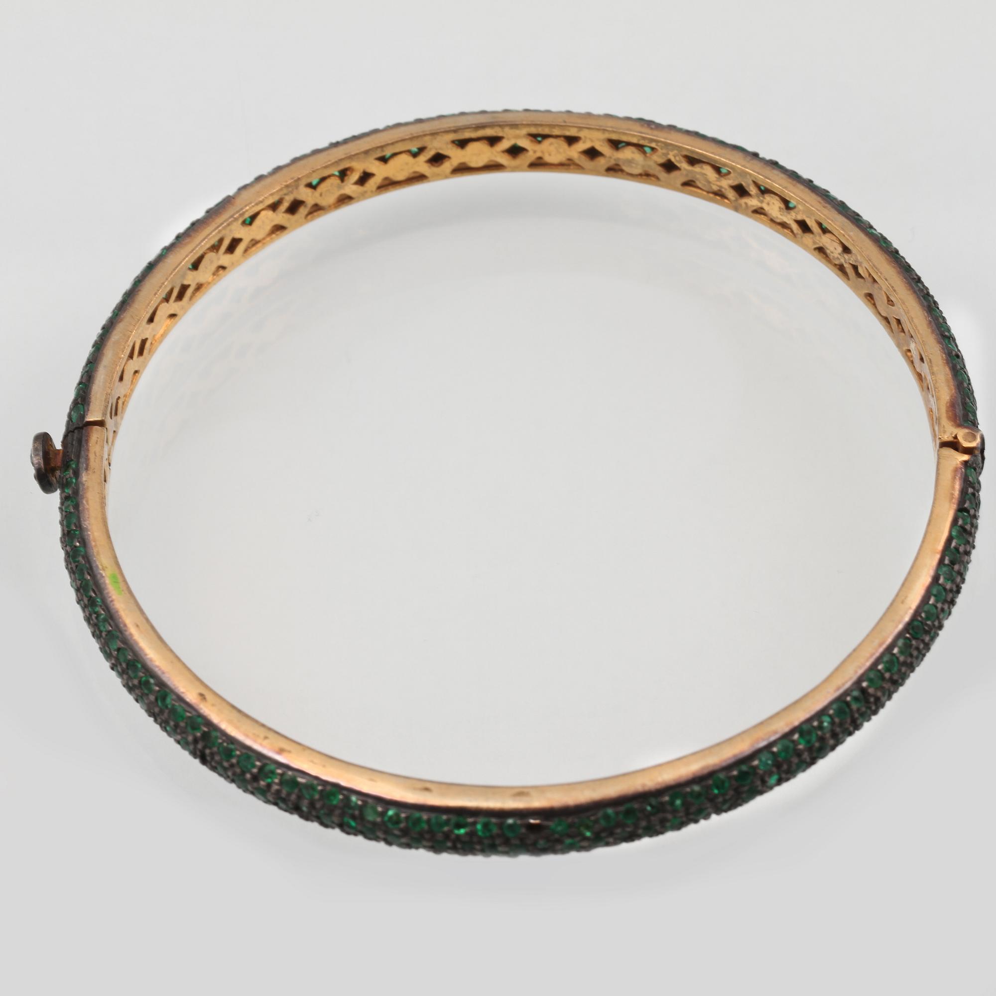 ARMRING, förgyllt silver med fasettslipade smaragder. Vikt 18,6 gram.