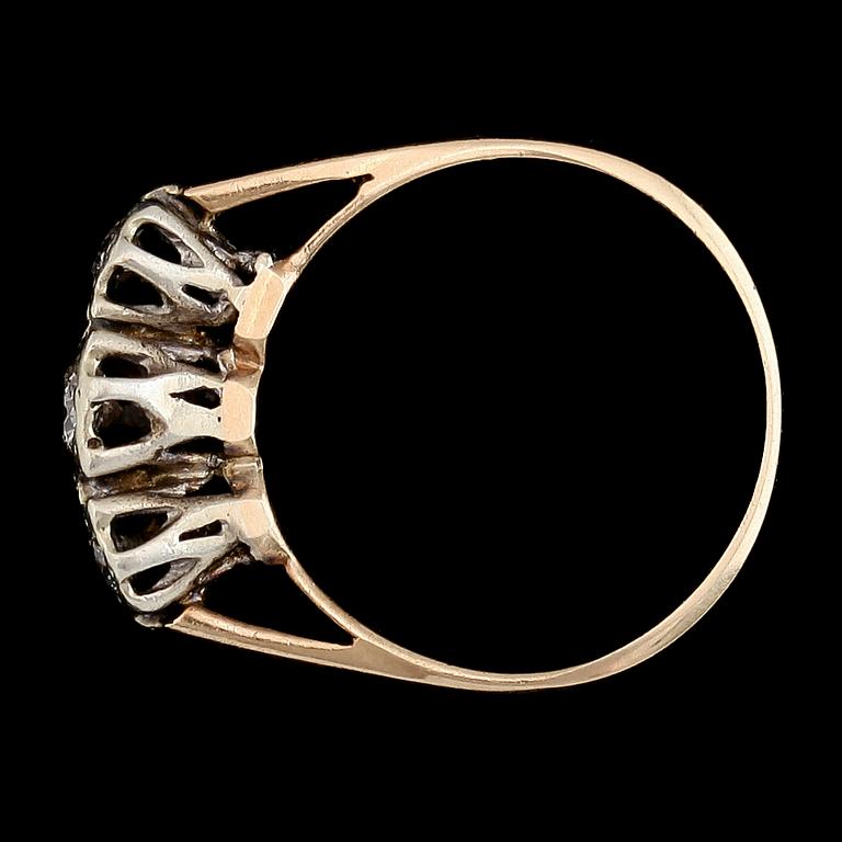 RING, 9 k vitguld med 3 diamanter. Total vikt ca 2 gram.