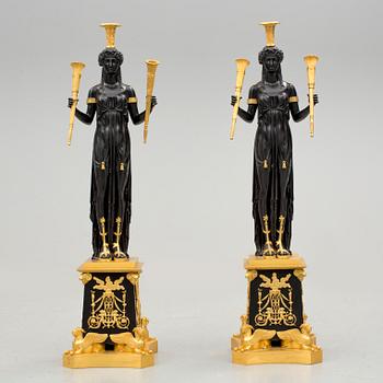 KANDELABRAR, ett par, för tre ljus, empirestil, 1900-tal.