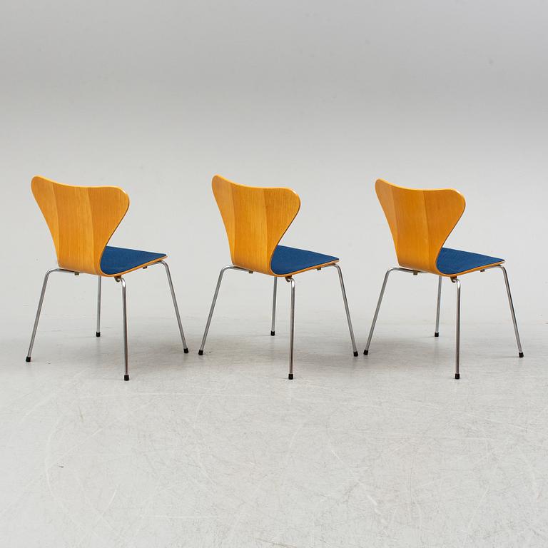 ARNE JACOBSEN, stolar 3 st, ”Sjuan”, Fritz Hansen, Danmark, 1988.