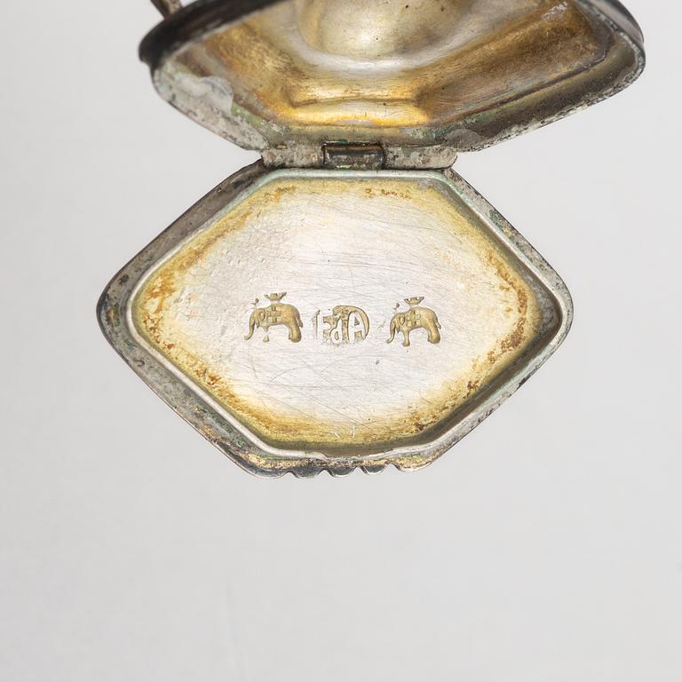 Dosa, troligen låghaltigt silver, fantasistämplar, 1800-tal.