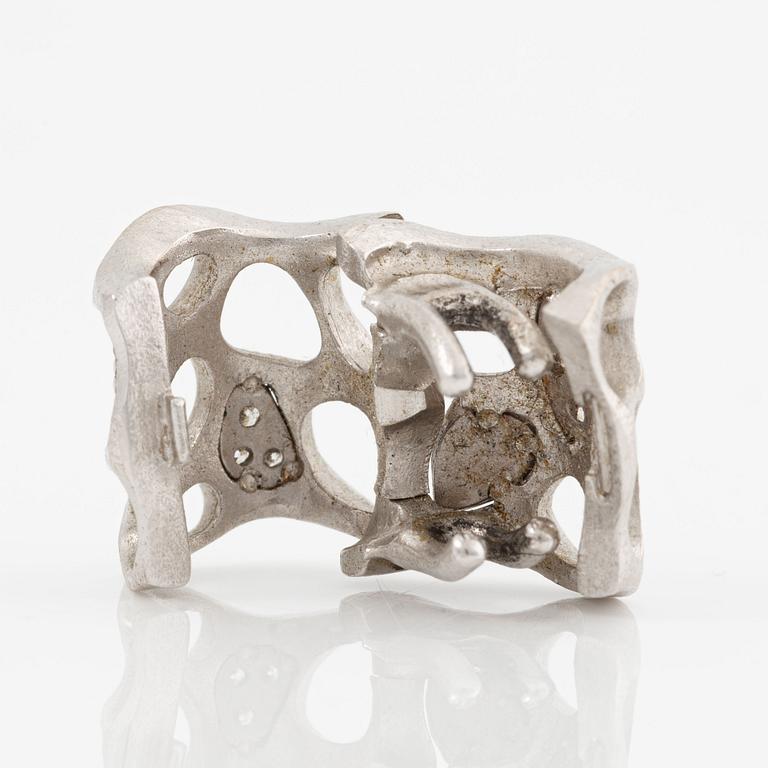Ole Lynggaard, clasp, "morning dew", 18K white gold with brilliant-cut diamonds.