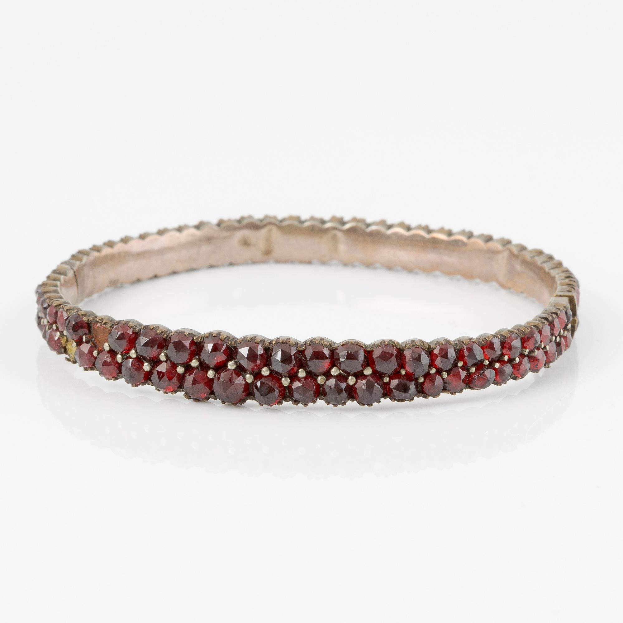 Garnityr med granater, armband, armring, broscher 2 st.