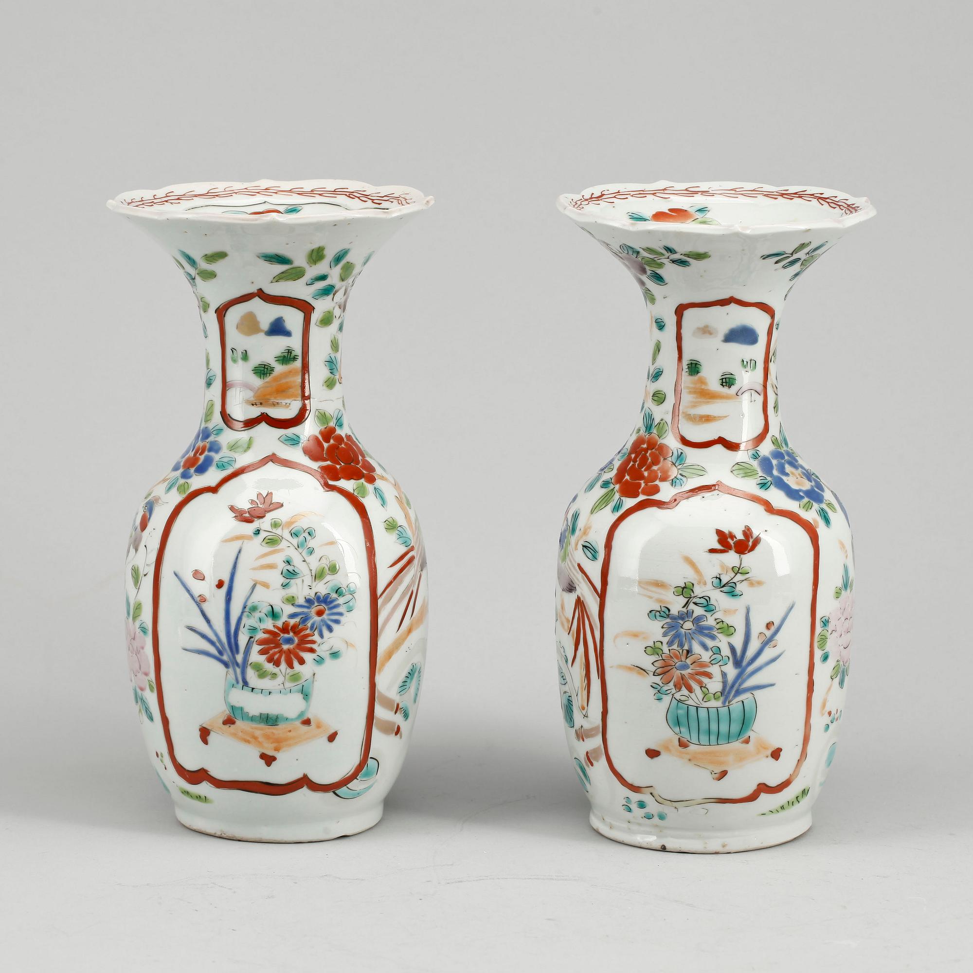 VASER, ett par, samt FIGURIN, porslin, Japan, 1900-tal.