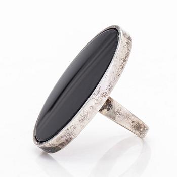 Ring, sterlingsilver och onyx, Urpo Kajander, Kaunis Koru.