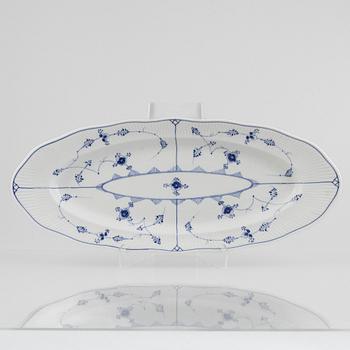 Four porcelain serving dishes and a fish platter, half-lace "Musselmalet", Royal Copenhagen, Denmark, 1894-1923.