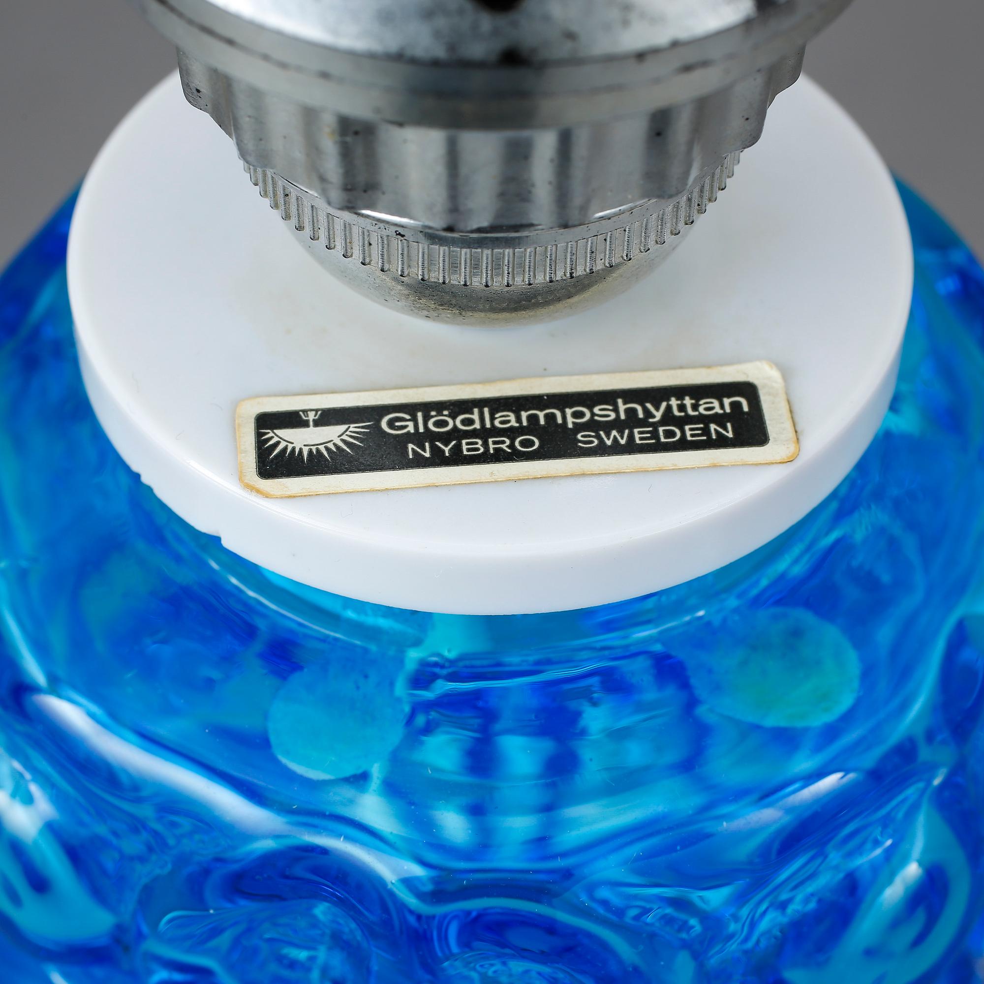 BORDSLAMPA, glas. Glödlampshyttan, Nybro, 1960-tal. Troligen formgiven av Gustav Leek.