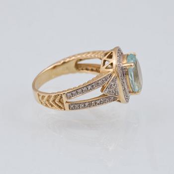 RING, 14K guld med ovalslipad akvamarin 3.65 ct enligt uppgift samt mindre åttkantslipade diamanter. Vikt 5,6 gram.