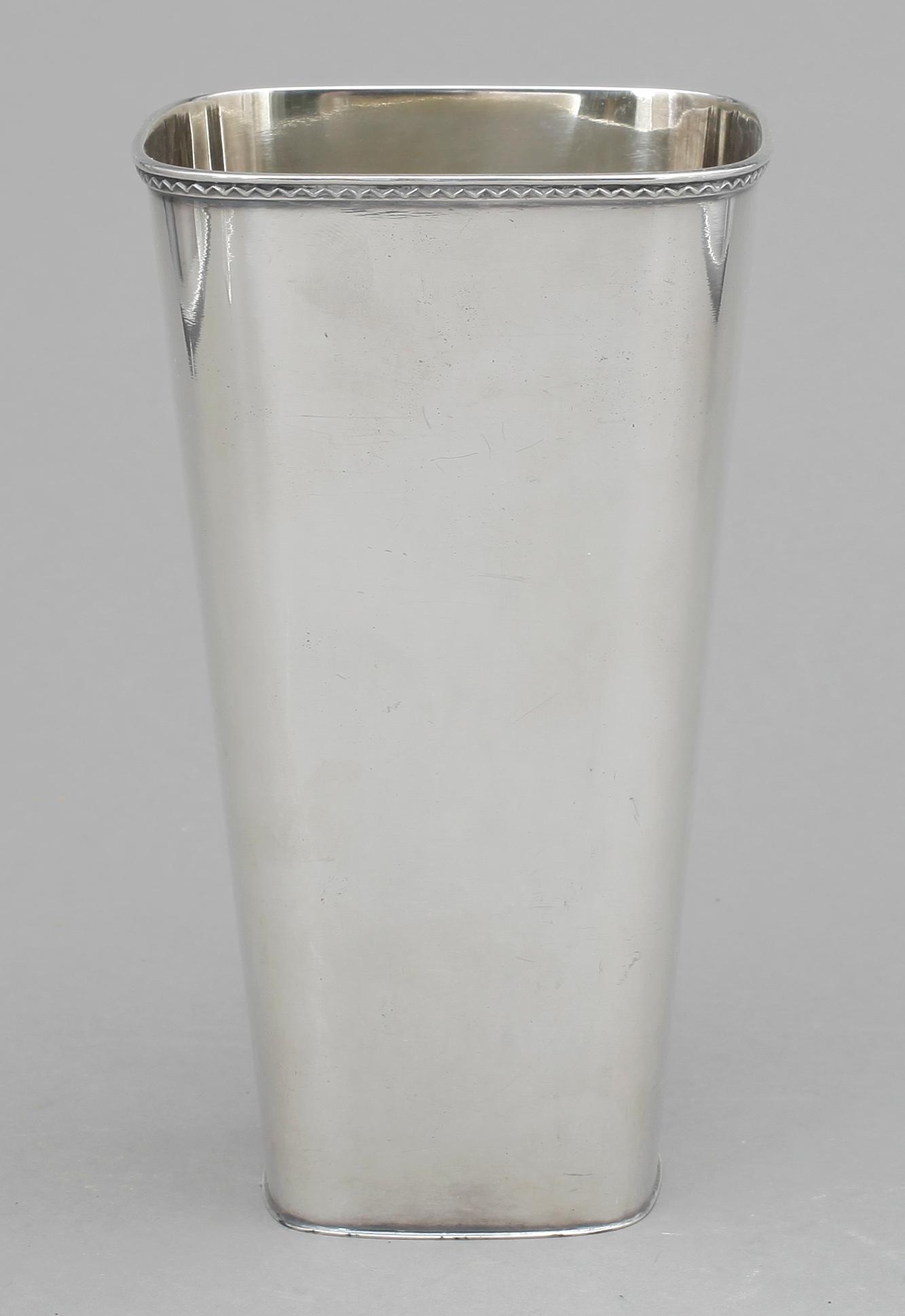 VAS, sterlingsilver, Gustaf Jansson för CG Hallberg, Stockholm, 1958. Vikt ca 362g.