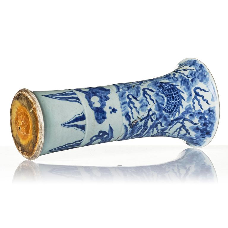 A blue and white 'four clawed dragon' vase, 17th century.