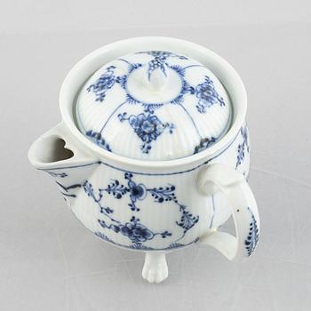 A 'Blue Fluted Plain' / 'Musselmalet' tripod creamer with cover, Royal Copenhagen, late 18th century.