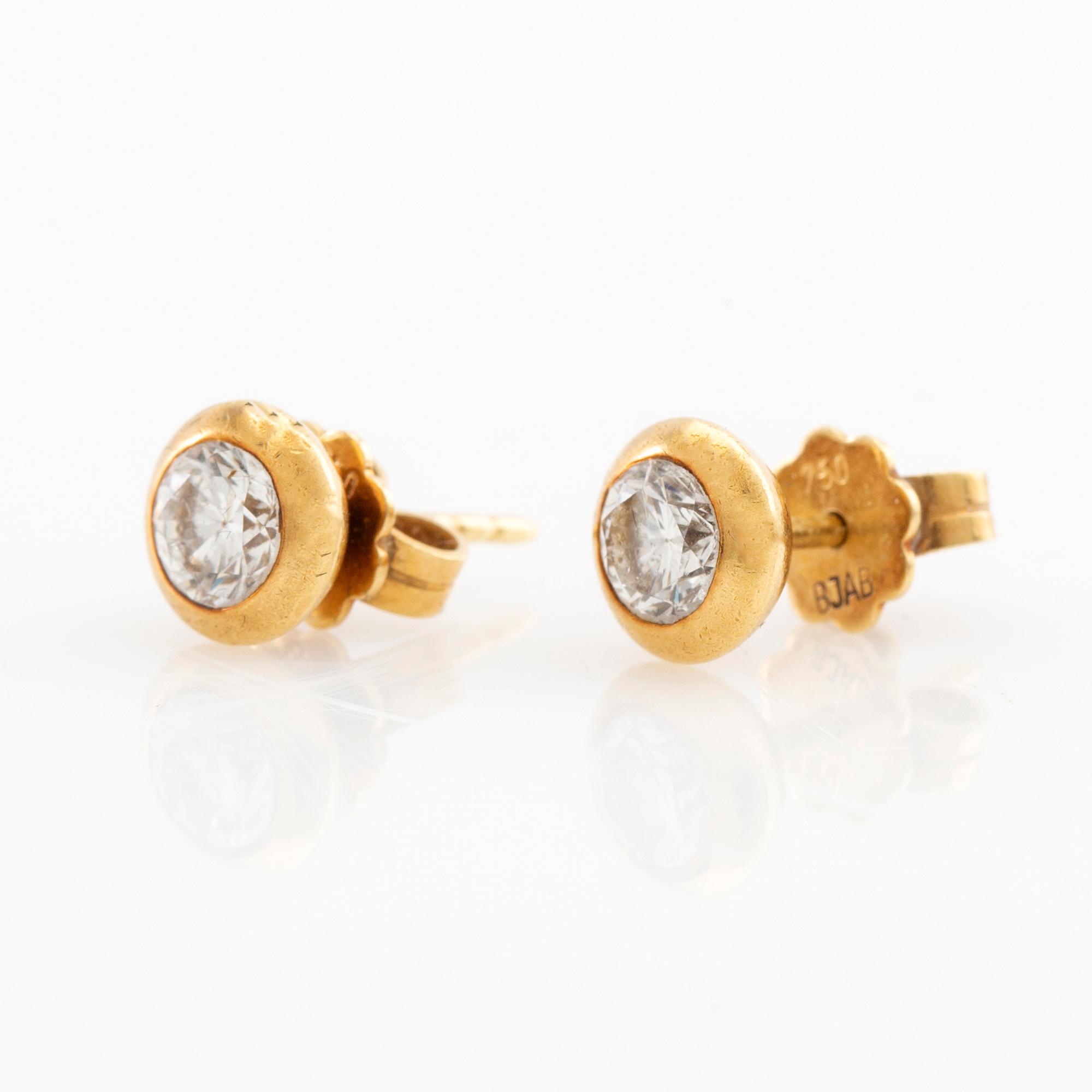 Örhängen ett par 18K guld med runda briljantslipade diamanter.