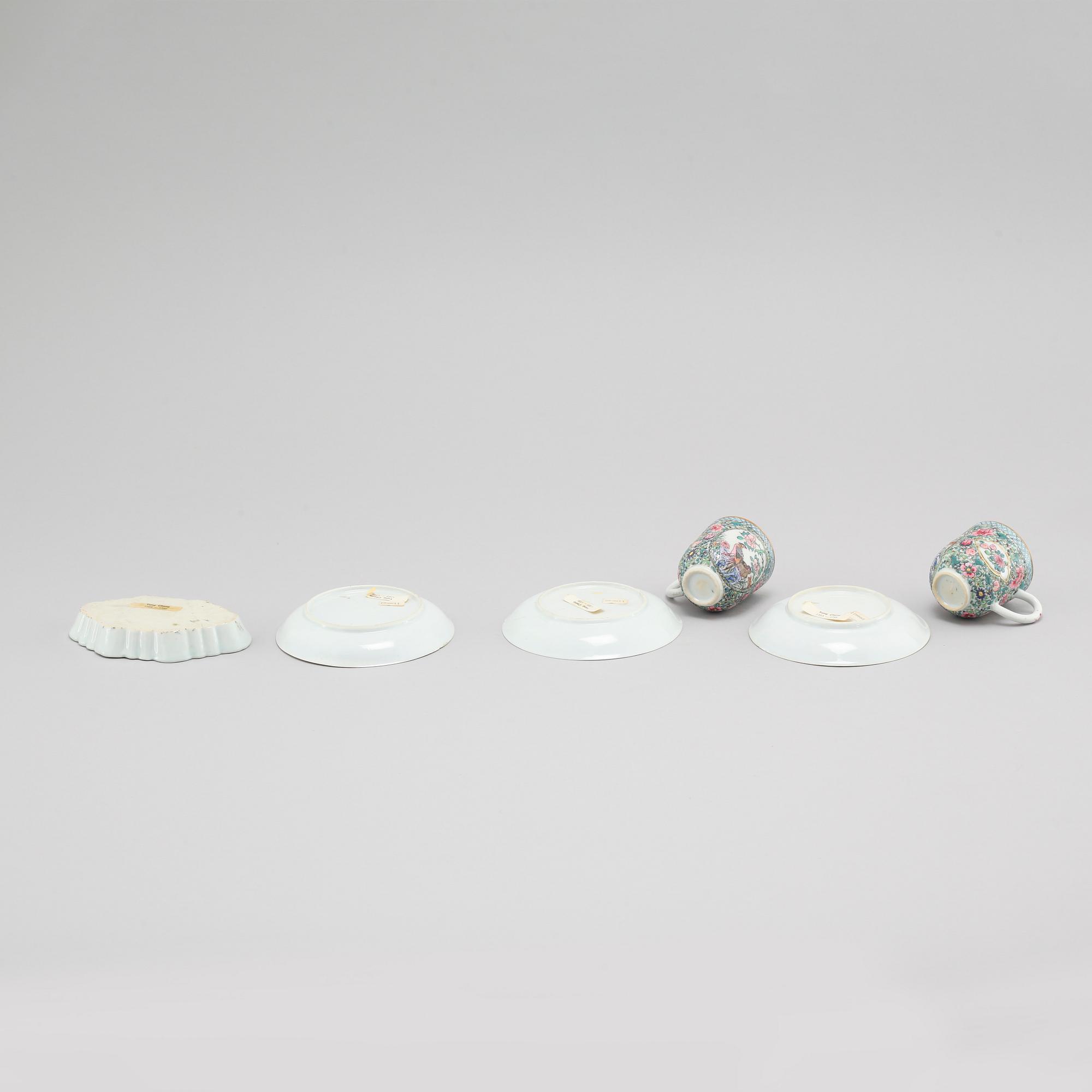 Two porcealin cups with saucers and a small dish from China, 18th century.