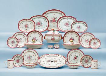 1579. A famille rose dinner service, Qing dynasty, Qianlong (1736-95). (55 pieces).