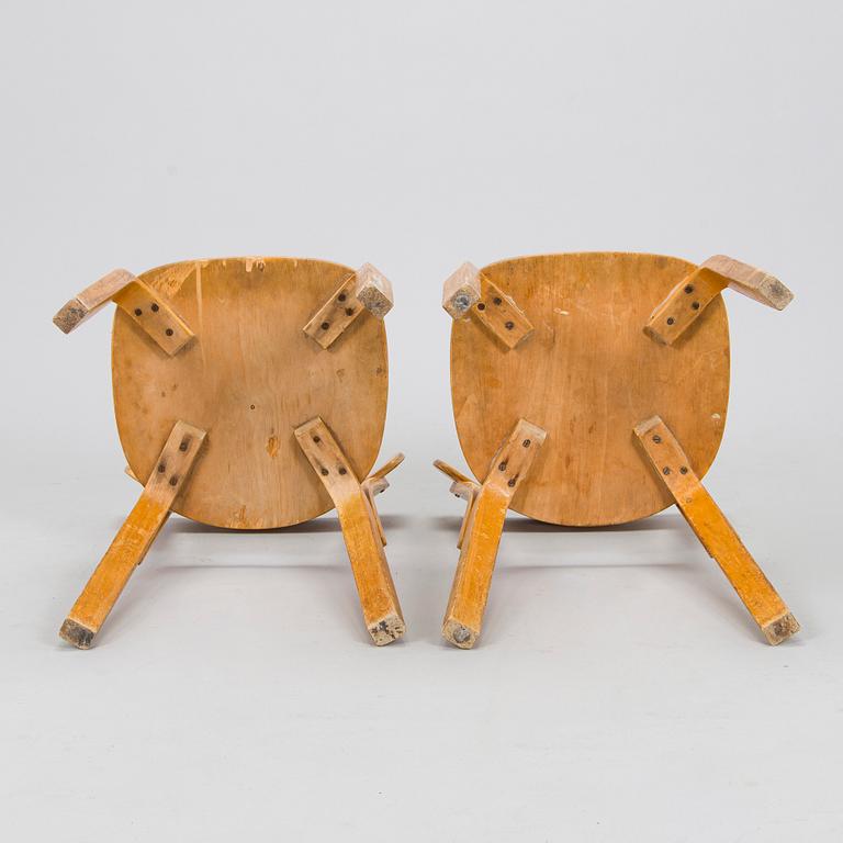 Alvar Aalto, stolar, ett par, modell 69, O.Y. Huonekalu- ja Rakennustyötehdas A.B. 1900-talets mitt.